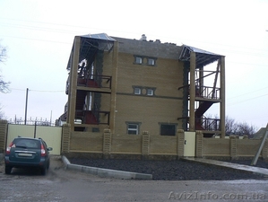 На участке в 20 соток два трёхэтажных дома общей площадью 182, 7м2 и 208, 1м2.